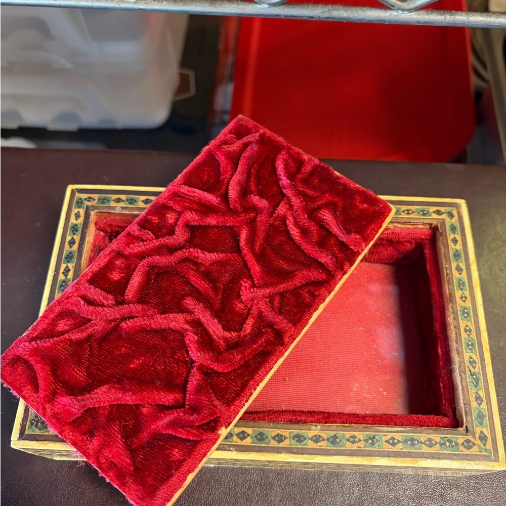 Intricate Geometric Patterned Box - Picture 4 of 6